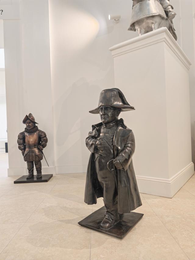 Statuettes historiques exposées au musée Corda à Laon