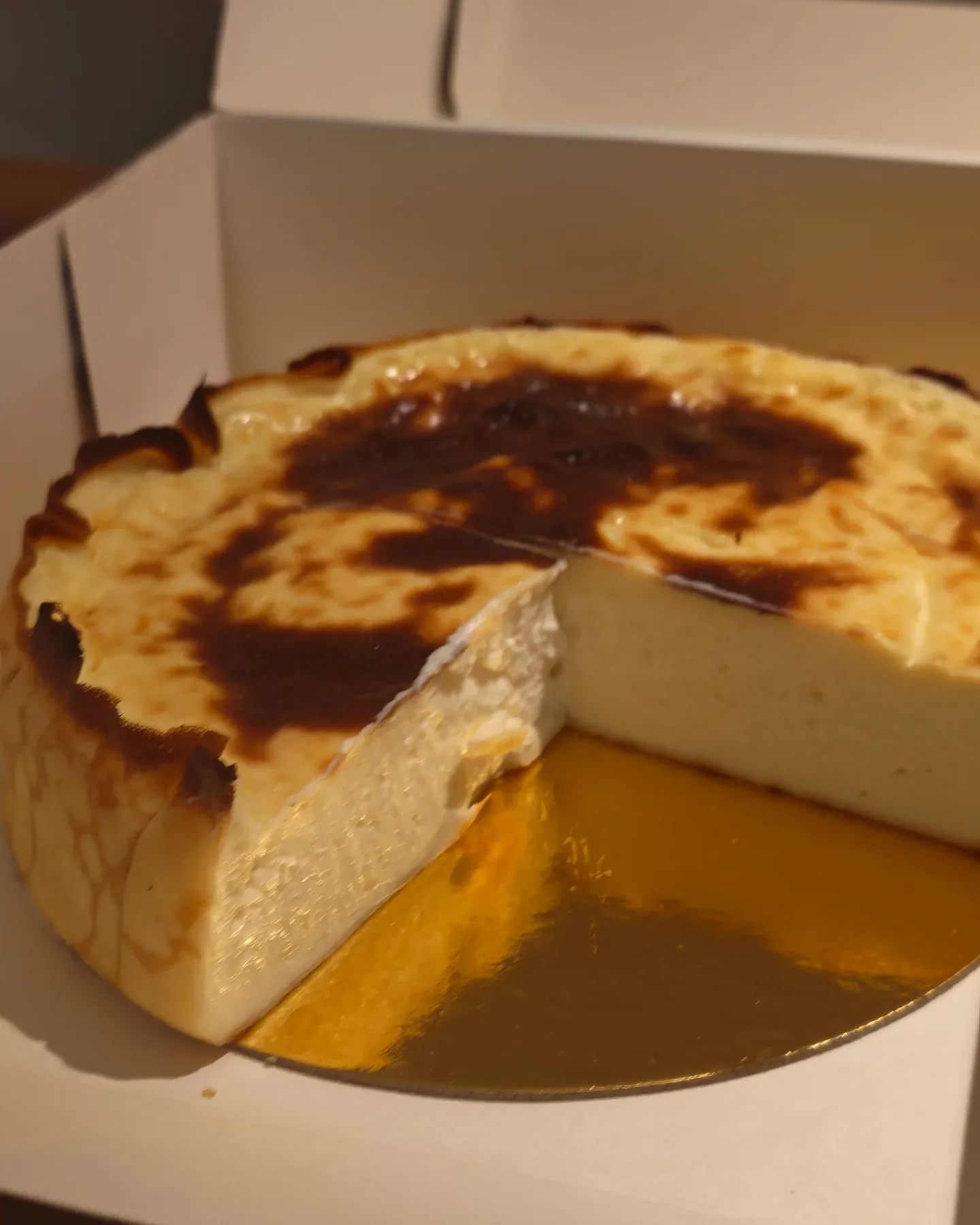 Flan Le Crémeuuh de Victor Florent entamé, montrant sa texture et son dessus doré.
