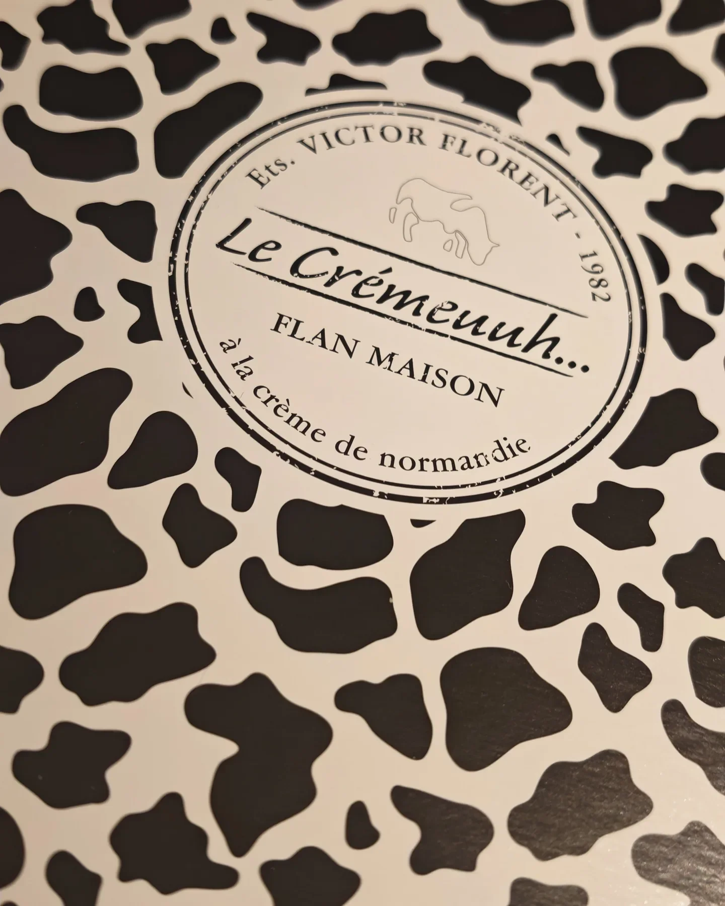 Boîte du flan Le Crémeuuh avec son motif noir et blanc et son étiquette Victor Florent.