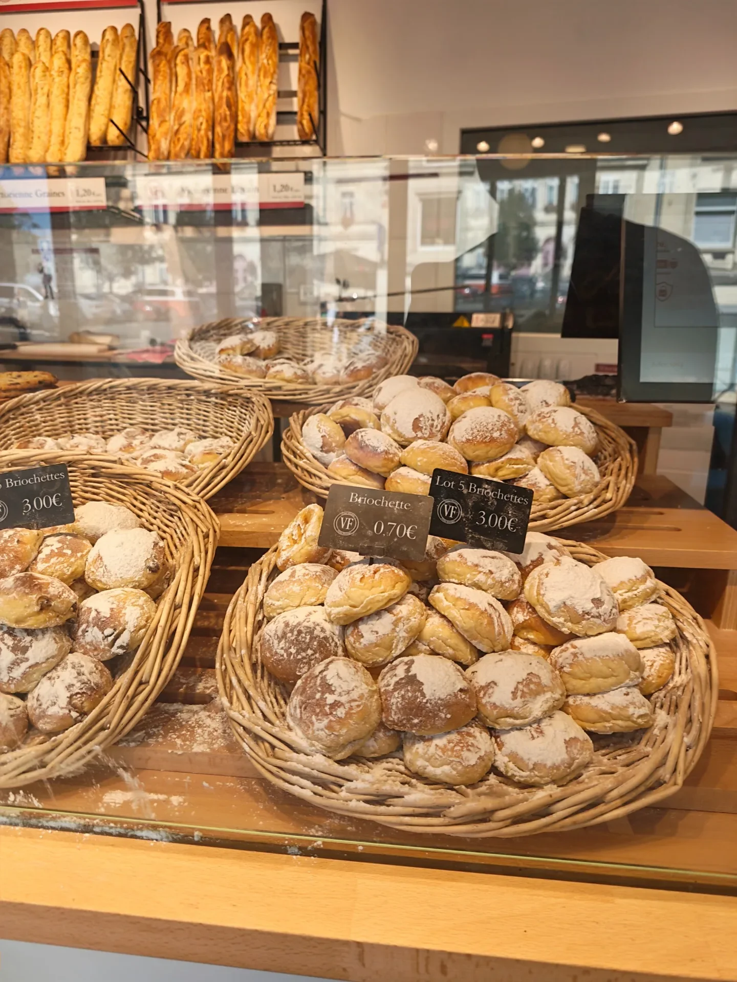 Briochettes de Victor Florent dans des paniers en osier, avec les prix affichés de 0,70 € et 3 € les cinq.