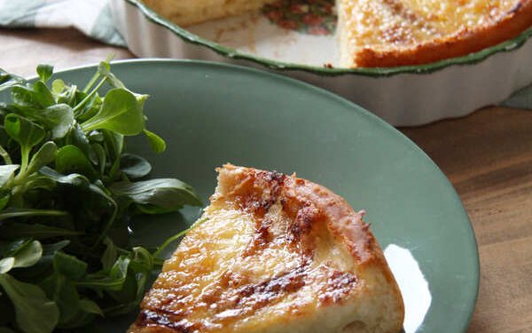 Flamiche au maroilles sur une table en bois
